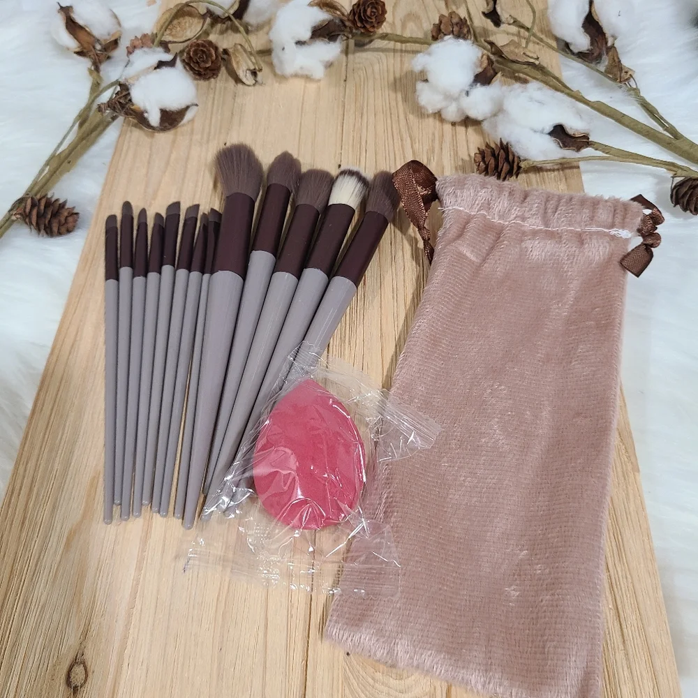 🎉🎉NEW🎉🎉 13PC Maroon Handle Brush Set with Travel Bag and Makeup Sponge